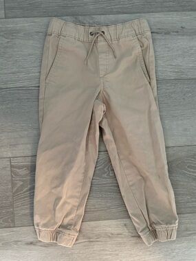 Gap Kids Casual Drawstring Jogger Pants in Beige. Boys size 4/5